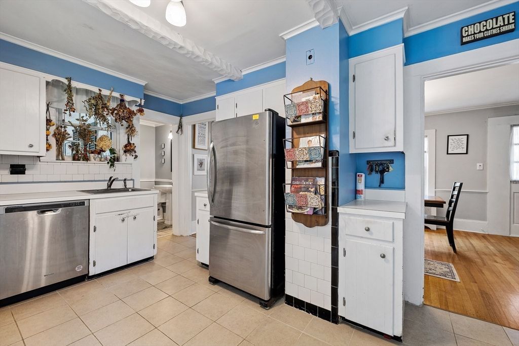 Dining room, Interior, Kitchen, Stainless Steel Appliances, Wood Texture Flooring