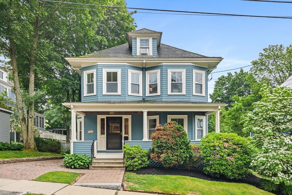Exterior, Facade, American Foursquare