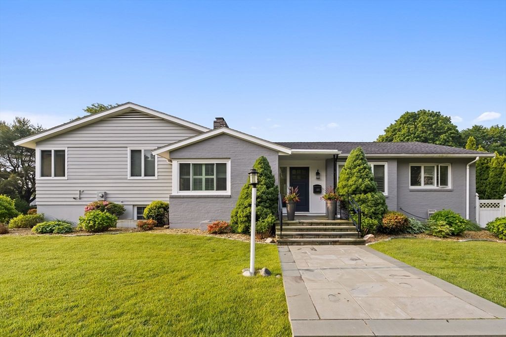 Exterior, Facade, Ranch