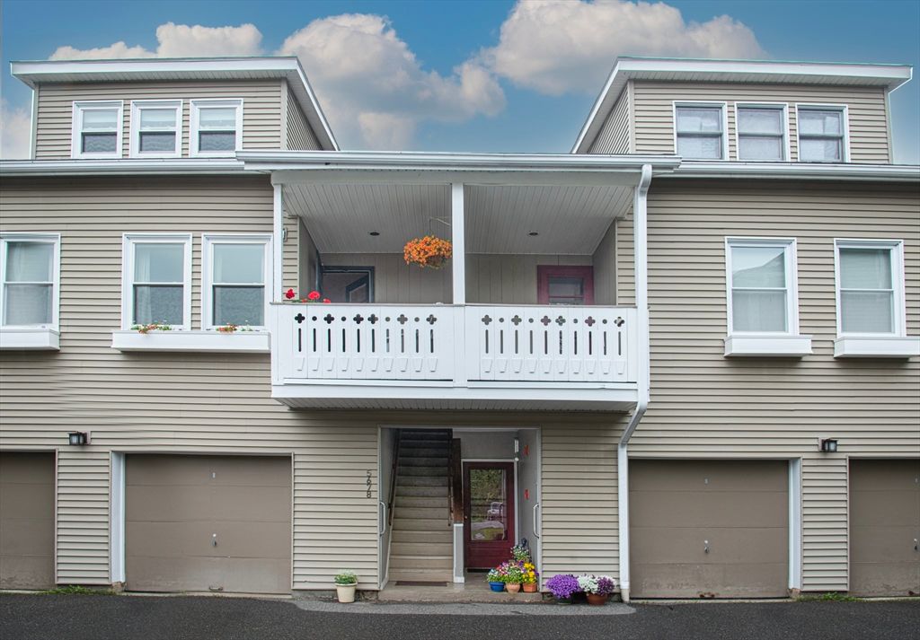 Attached, Exterior, Facade, Rowhouse