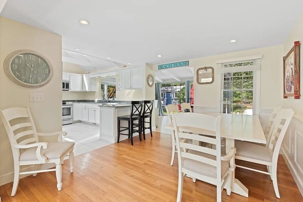 Dining room, Interior, Kitchen, Recessed Lighting, Wood Texture Flooring