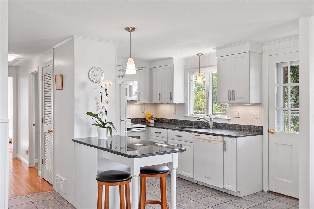 Interior, Kitchen, Pendant Lights, Wood Texture Flooring