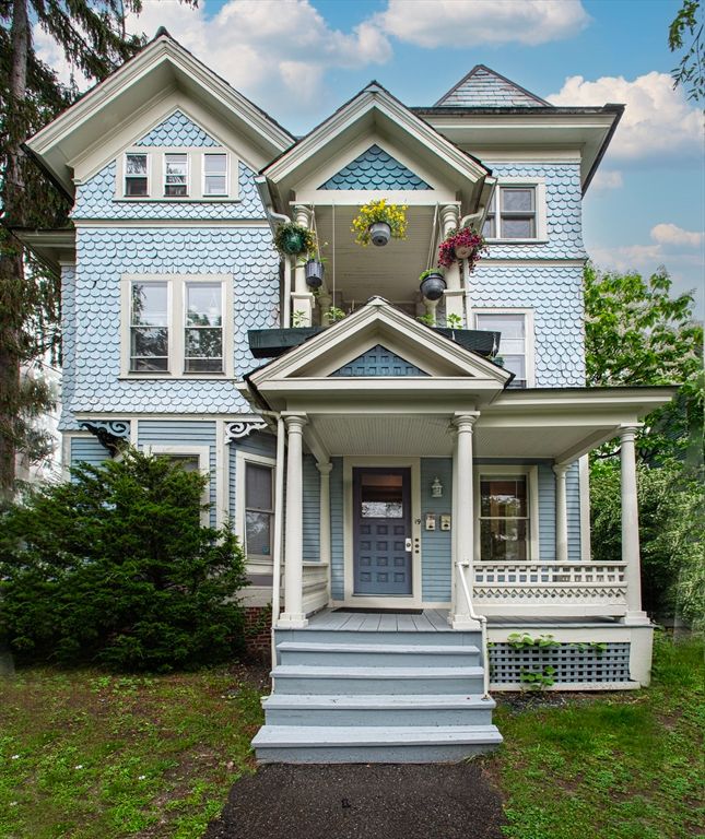 Exterior, Facade, Queen Anne Victorian
