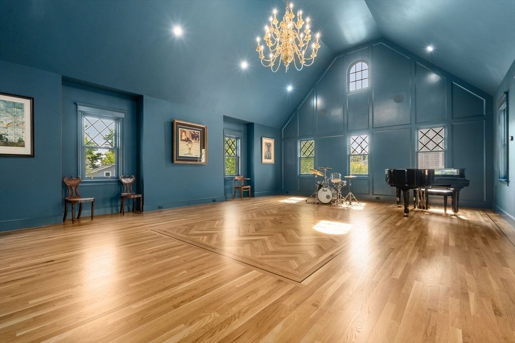 Chandelier, Interior, Piano, Recessed Lighting, Wood Texture Flooring