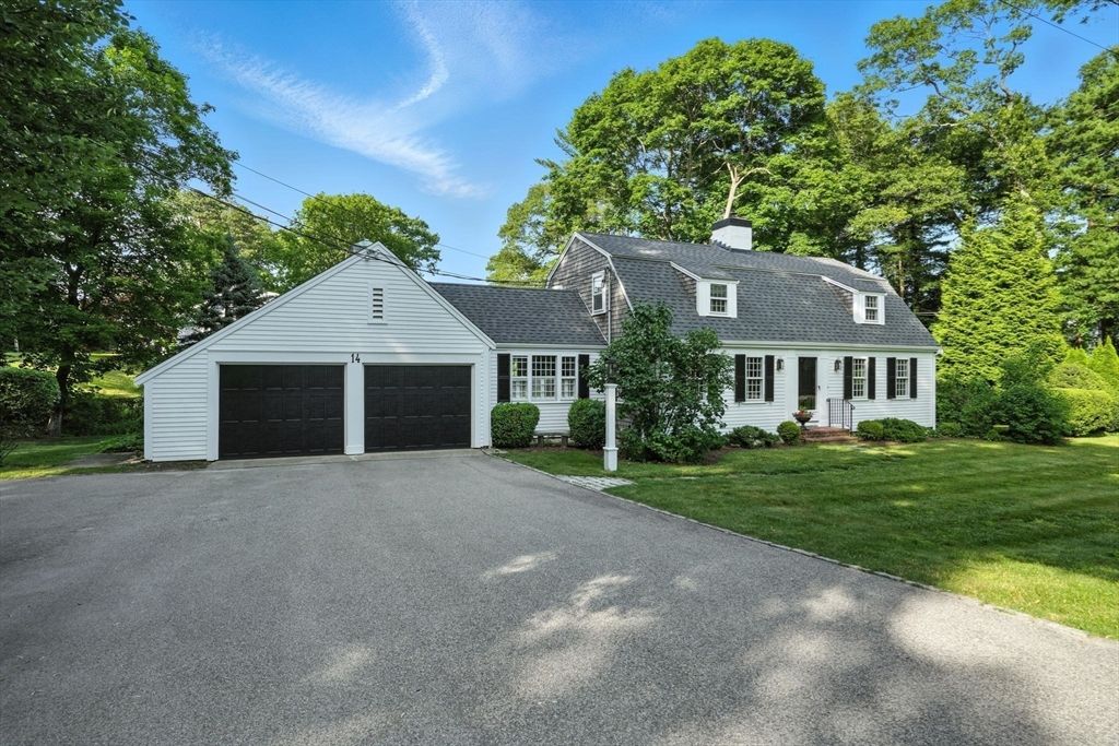 Attached, Exterior, Facade, Cape Cod