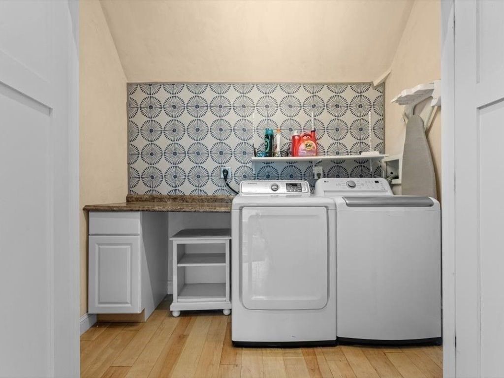 Interior, Washer, Wood Texture Flooring