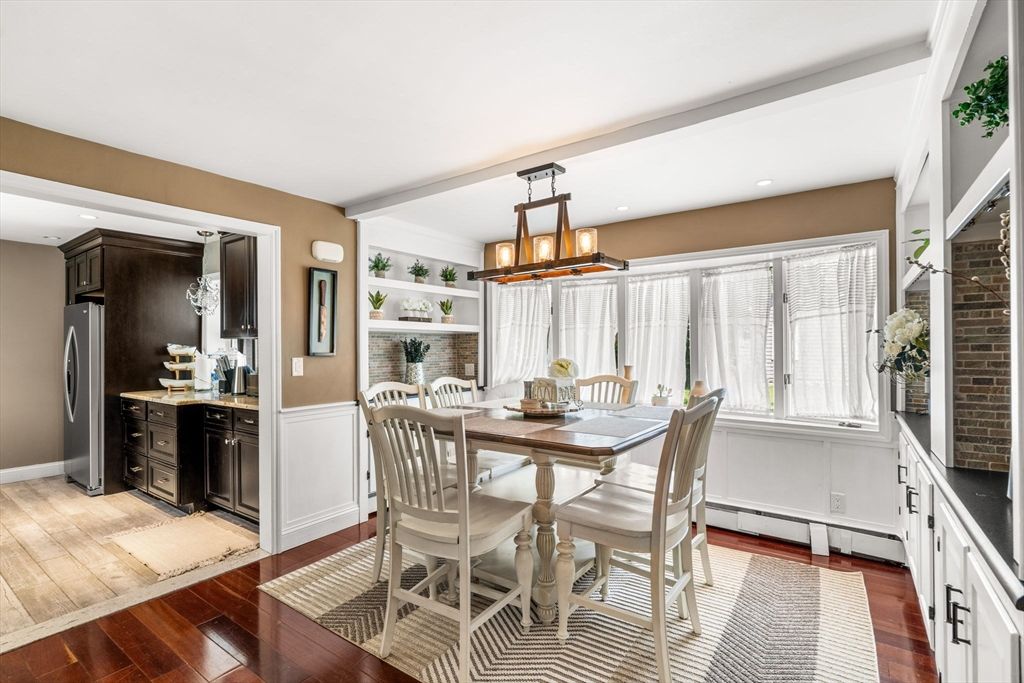 Dining room, Interior, Kitchen, Pendant Lights, Recessed Lighting, Wood Texture Flooring