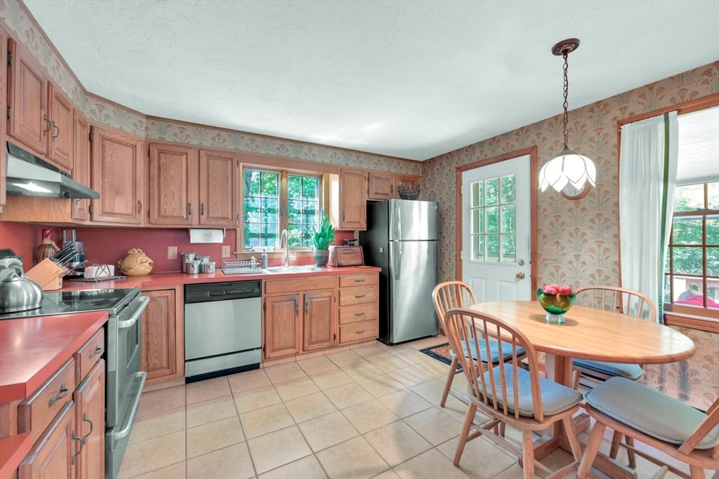 Dining room, Interior, Kitchen, Pendant Lights, Stainless Steel Appliances