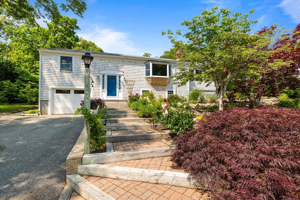 Attached, Exterior, Facade, Raised Ranch