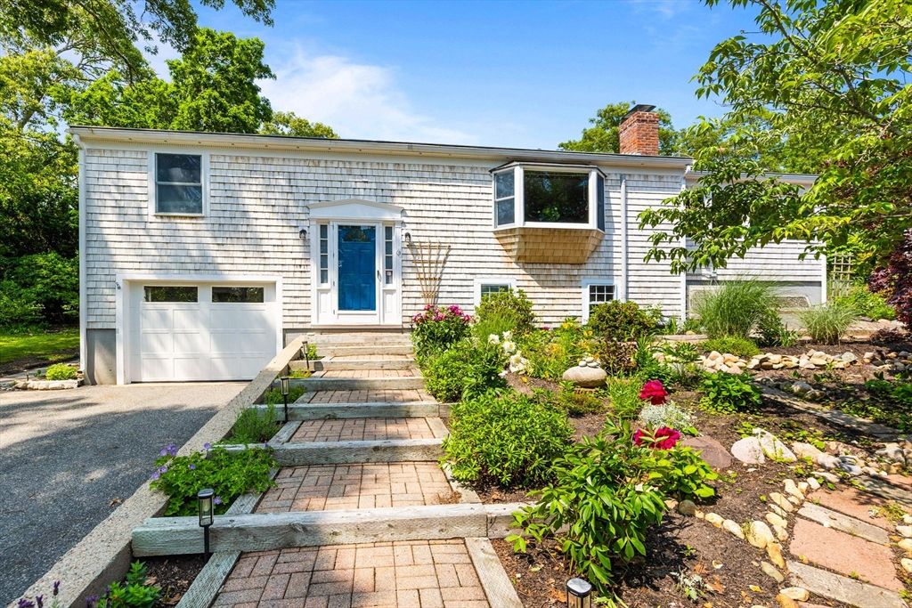 Attached, Exterior, Facade, Raised Ranch