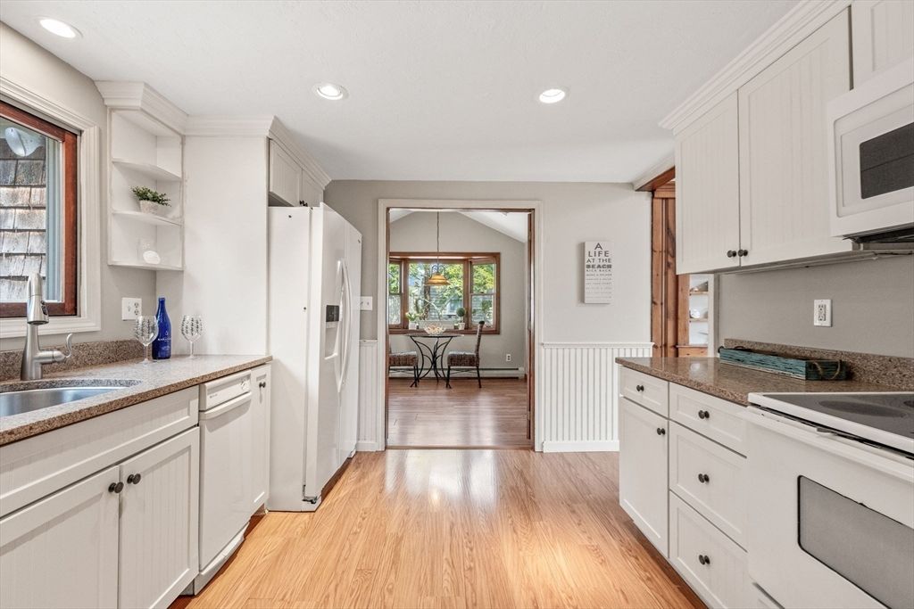 Dining room, Interior, Kitchen, Pendant Lights, Recessed Lighting, Wood Texture Flooring