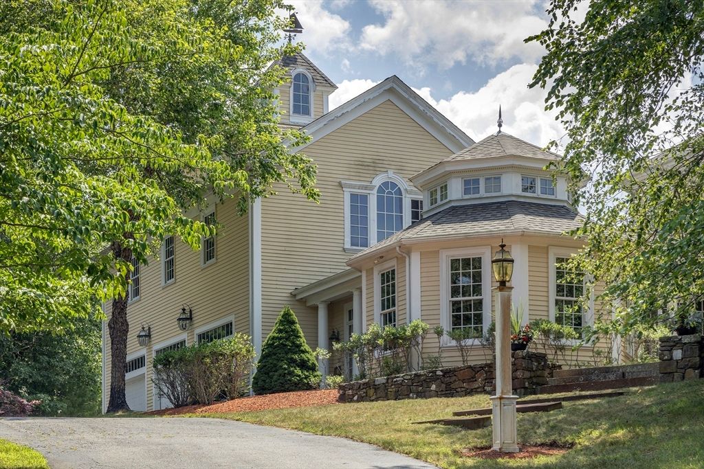 Attached, Exterior, Facade, Queen Anne Victorian