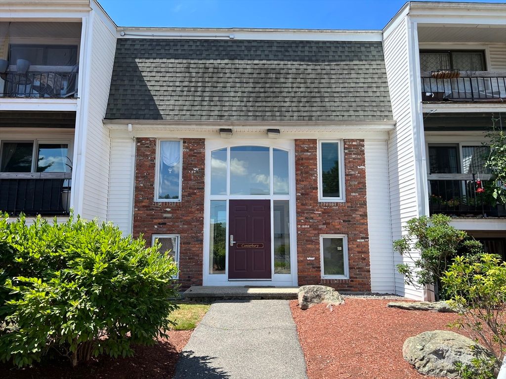 Exterior, Facade, Brick Facade, Rowhouse