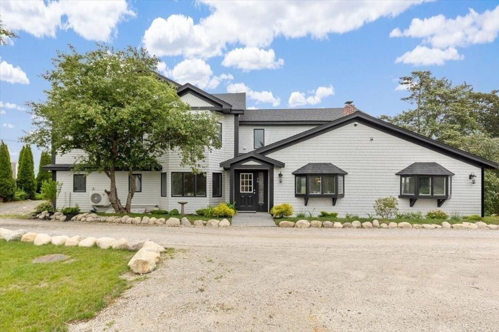 Exterior, Facade, Farmhouse