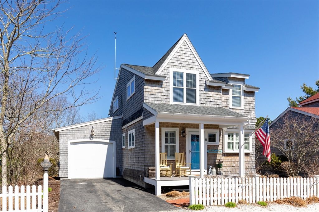Attached, Exterior, Facade, Queen Anne Victorian