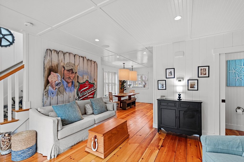 Dining room, Interior, Living room, Pendant Lights, Recessed Lighting, Wood Texture Flooring