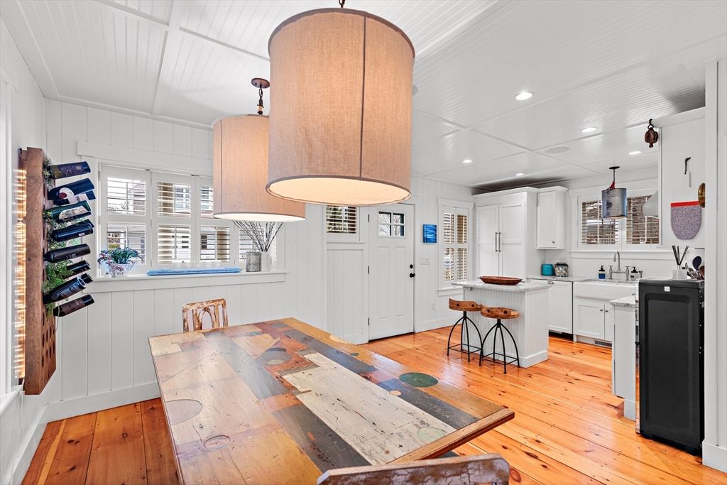 Dining room, Interior, Kitchen, Pendant Lights, Recessed Lighting, Wood Texture Flooring