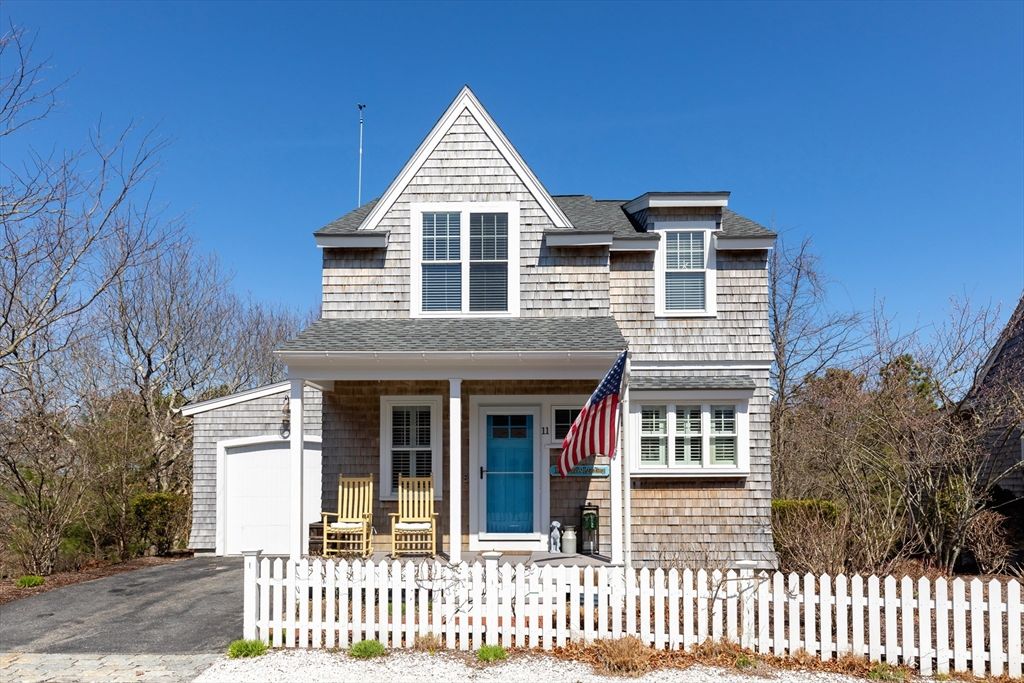 Attached, Exterior, Facade, Queen Anne Victorian