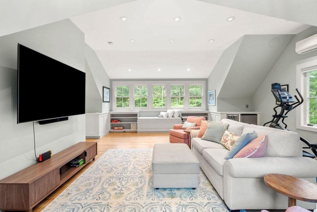 Fitness Equipment, Interior, Living room, Recessed Lighting, Wood Texture Flooring