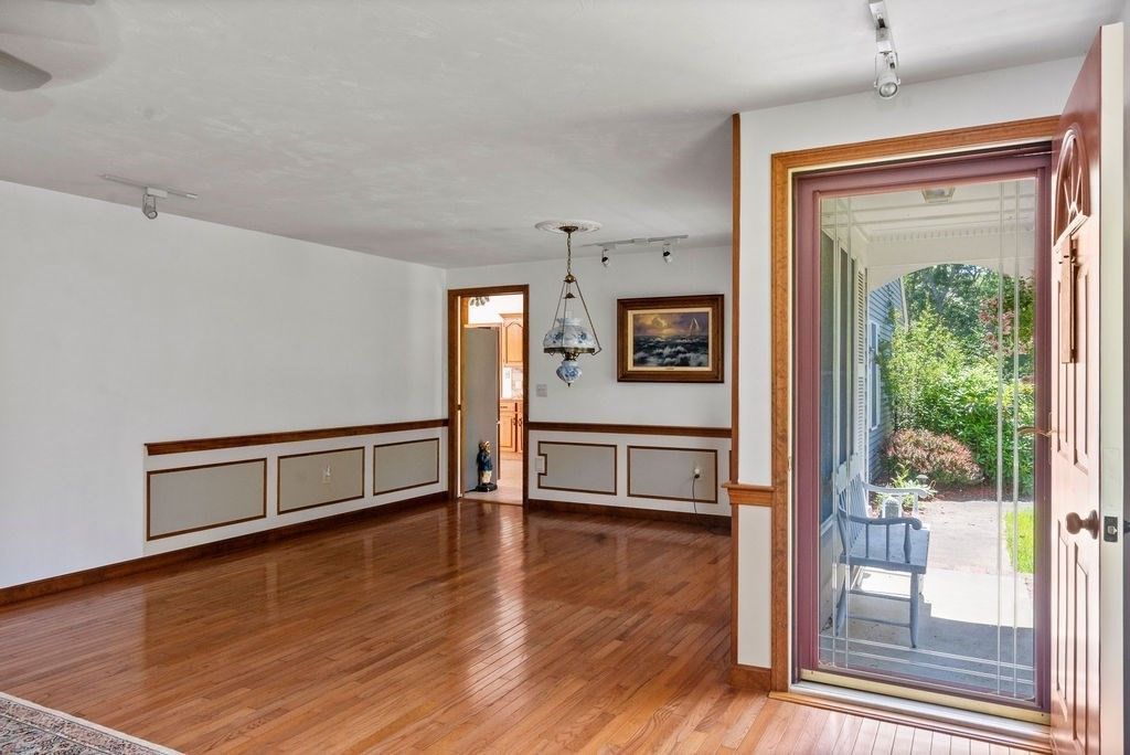 Empty room, Interior, Pendant Lights, Wood Texture Flooring