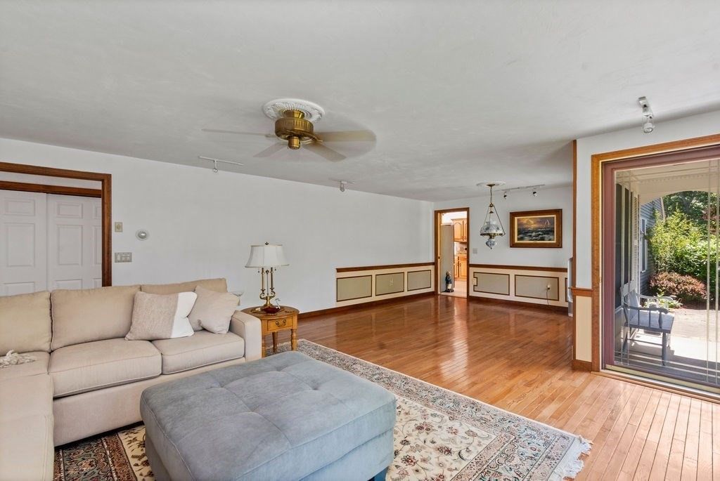 Interior, Living room, Pendant Lights, Wood Texture Flooring