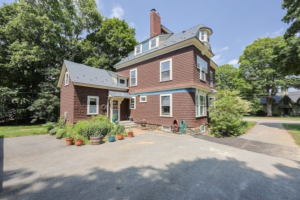 Exterior, Facade, Brick Facade, Queen Anne Victorian