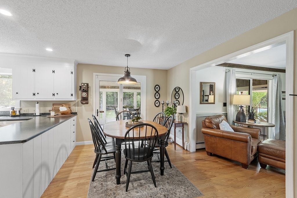 Dining room, Interior, Kitchen, Pendant Lights, Recessed Lighting, Wood Texture Flooring