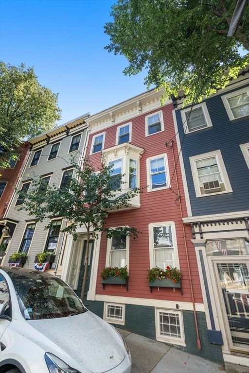 Exterior, Facade, Rowhouse