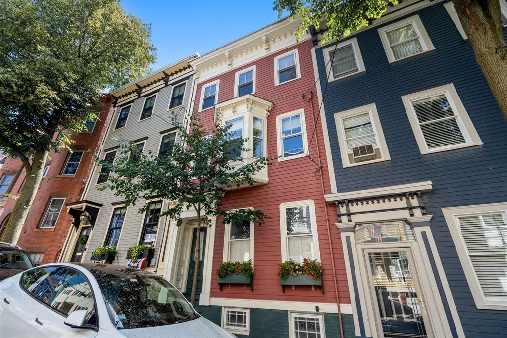 Exterior, Facade, Rowhouse