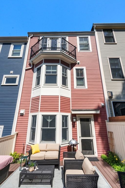 Exterior, Facade, Rowhouse