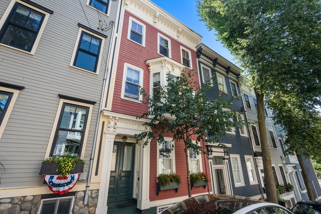 Exterior, Facade, Rowhouse