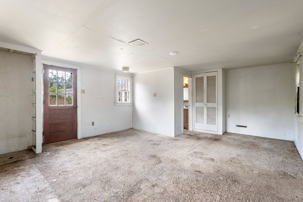 Empty room, Interior