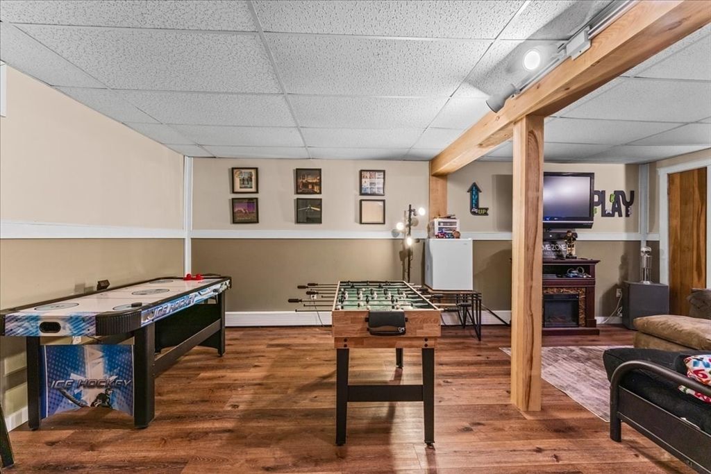 Game Room, Interior, Wood Texture Flooring