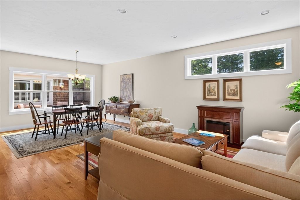 Chandelier, Dining room, Interior, Living room, Recessed Lighting, Wood Texture Flooring