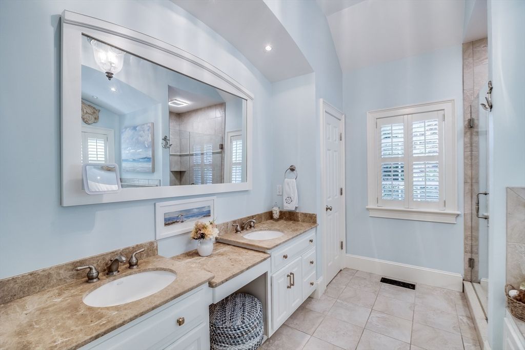 Bathroom, Dual Sink Vanities, Interior, Recessed Lighting