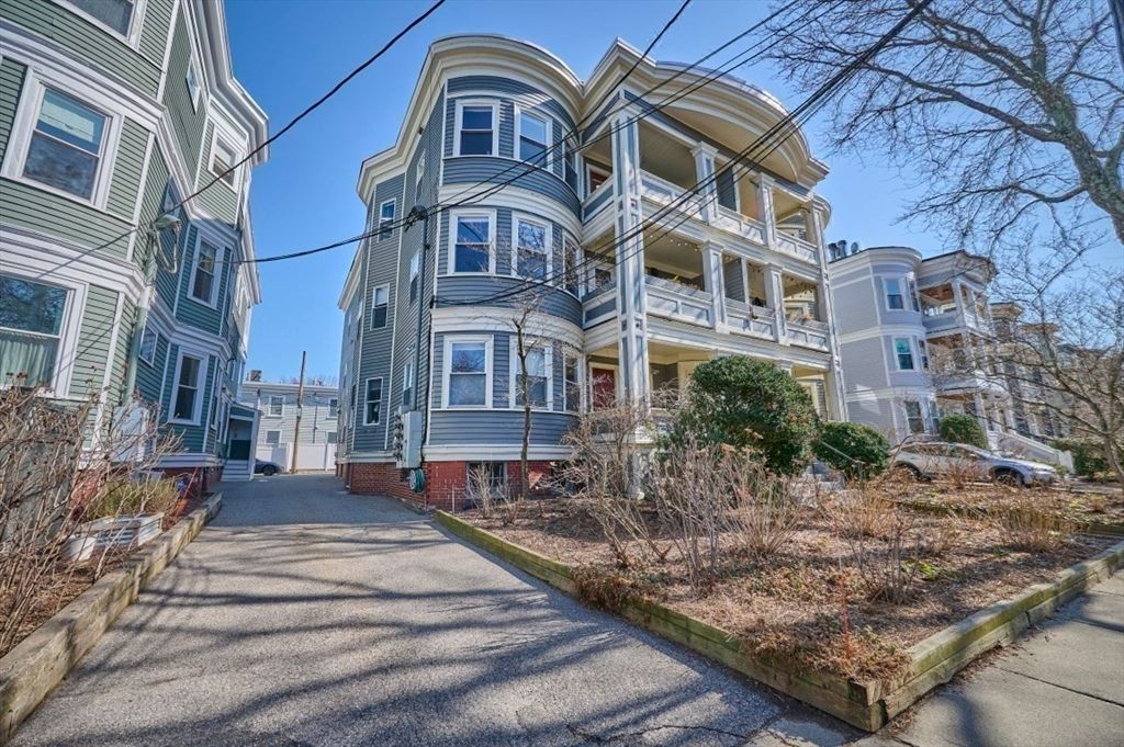 Exterior, Facade, Queen Anne Victorian