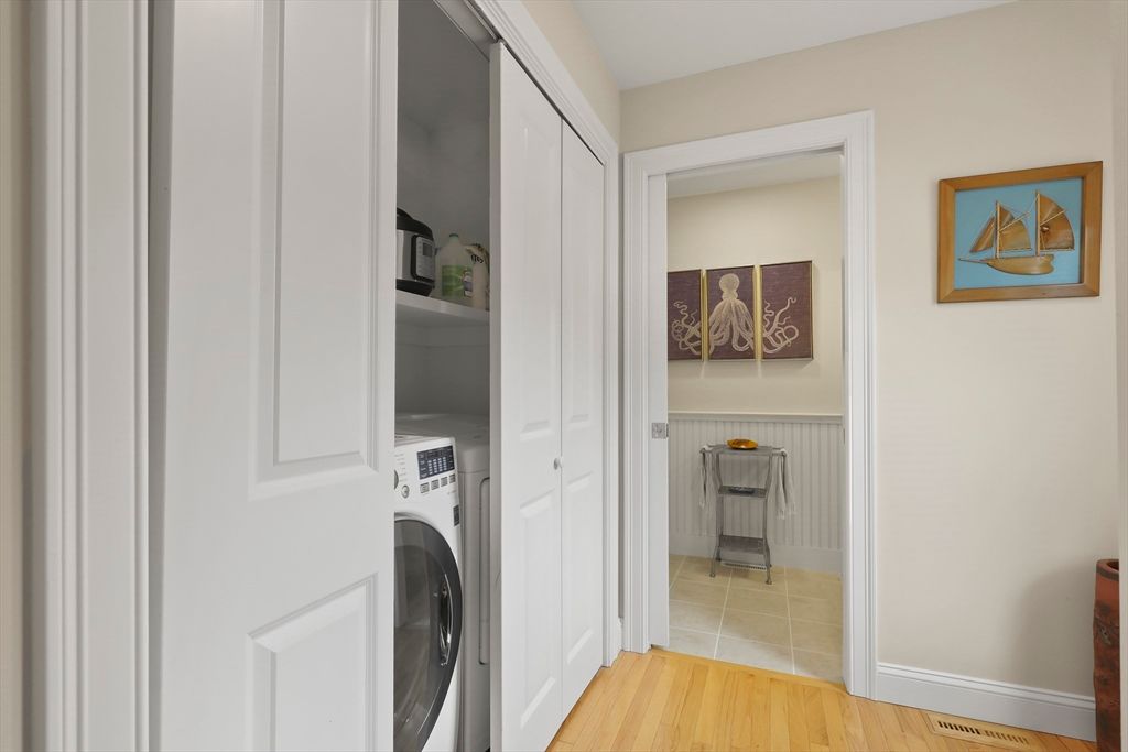 Interior, Utility Closets, Washer, Wood Texture Flooring