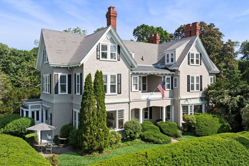 Exterior, Facade, Queen Anne Victorian