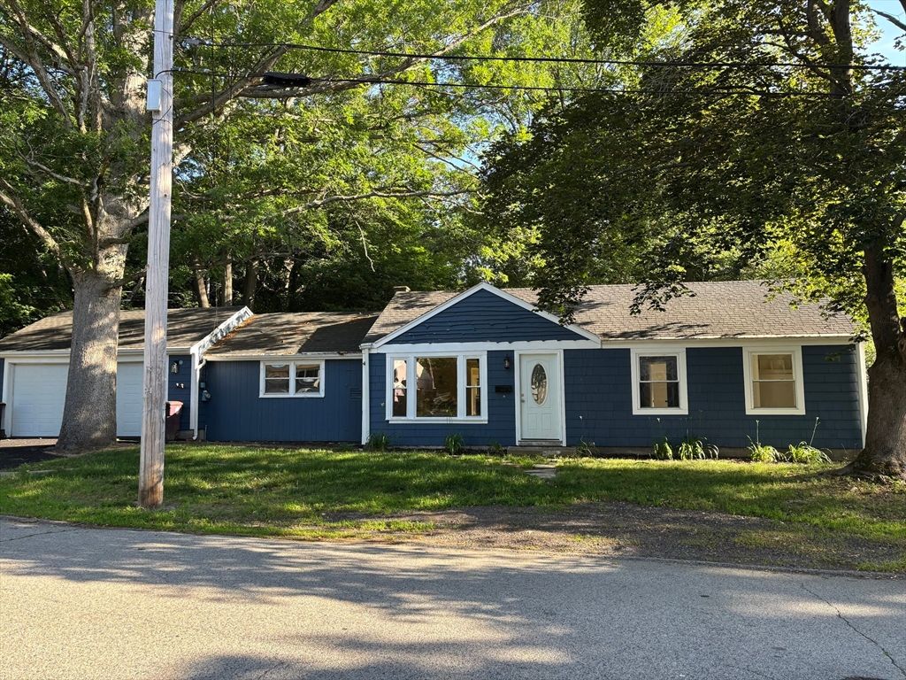 Exterior, Facade, Ranch