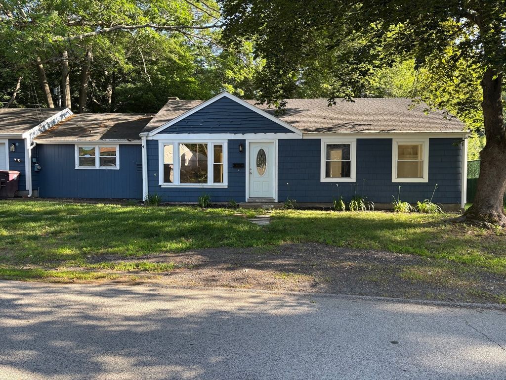 Exterior, Facade, Ranch