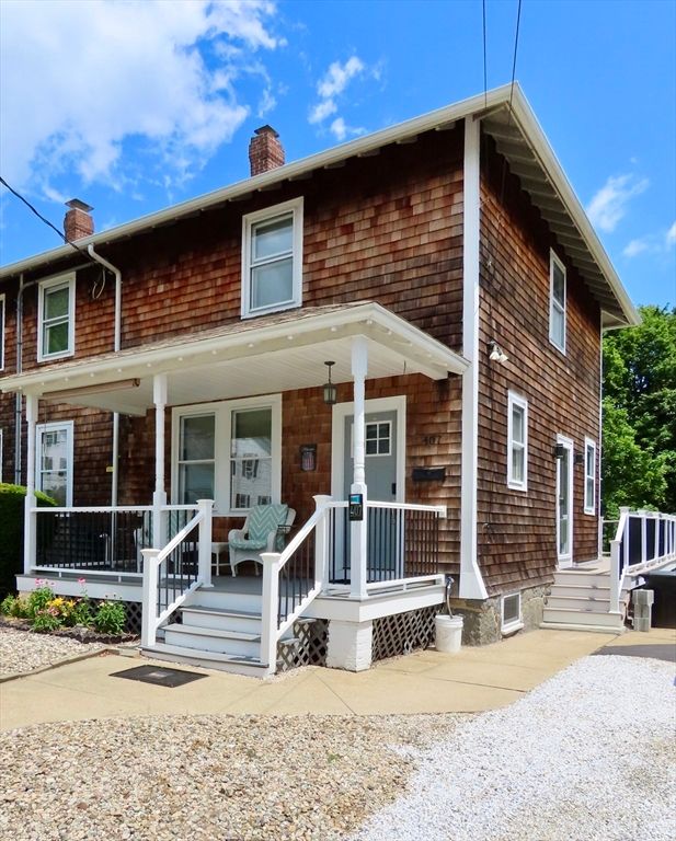 Exterior, Facade, American Foursquare
