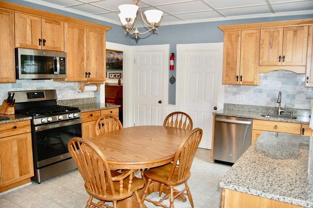 Dining room, Interior, Kitchen, Pendant Lights, Stainless Steel Appliances