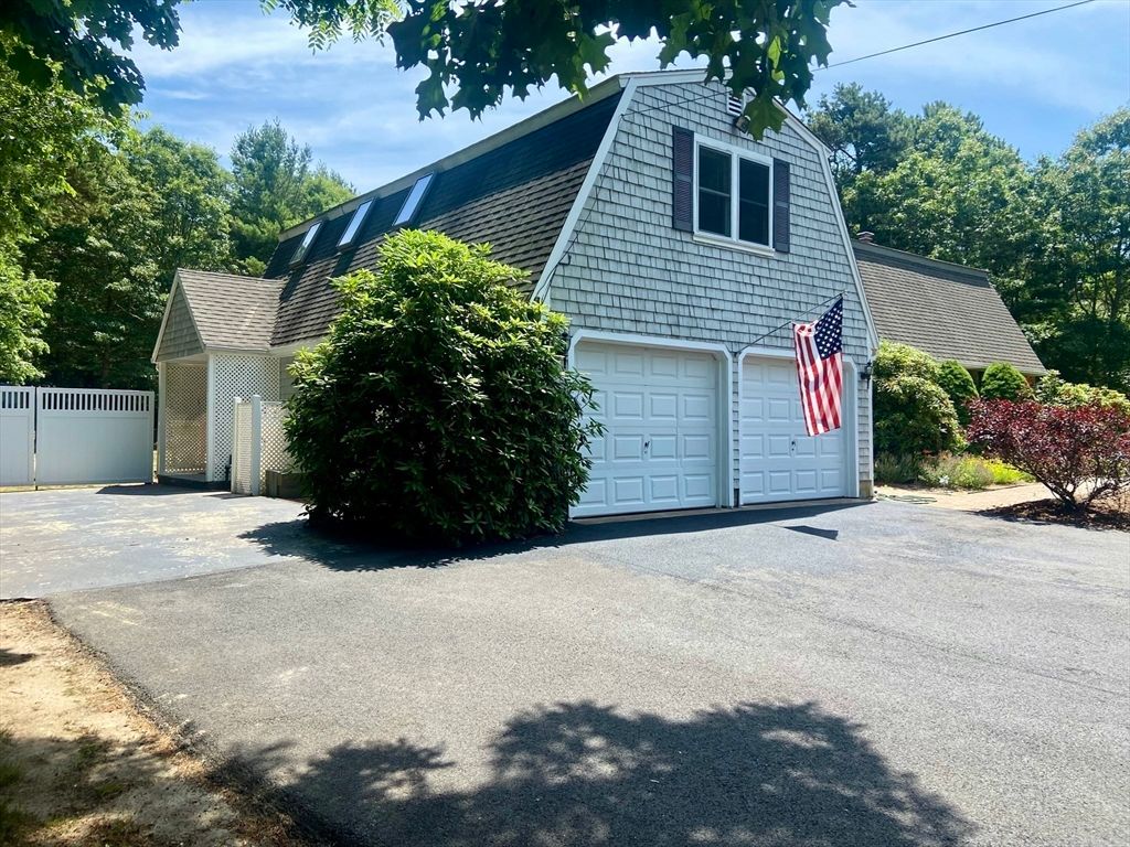 Attached, Exterior, Facade, Cape Cod