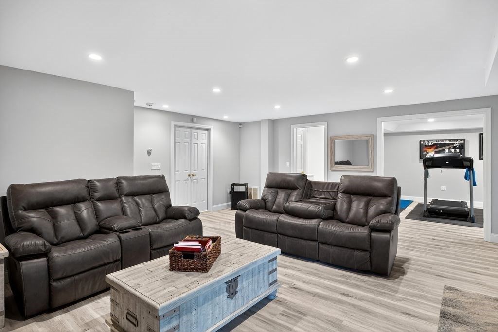 Fitness Equipment, Interior, Living room, Recessed Lighting, Wood Texture Flooring