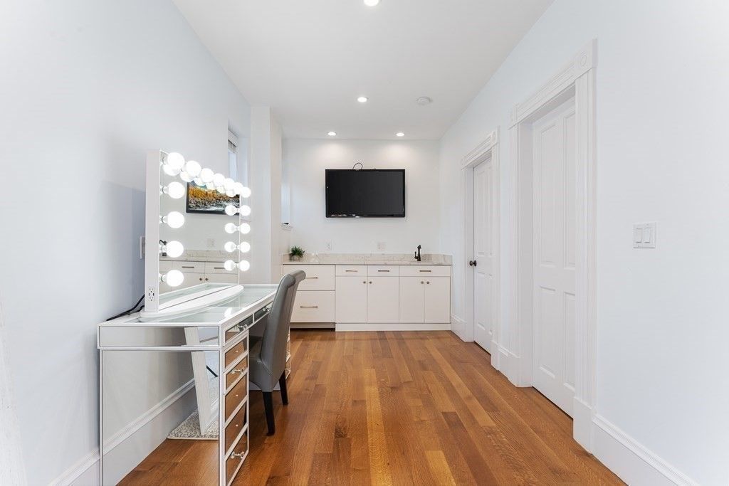 Home Office, Interior, Recessed Lighting, Wood Texture Flooring