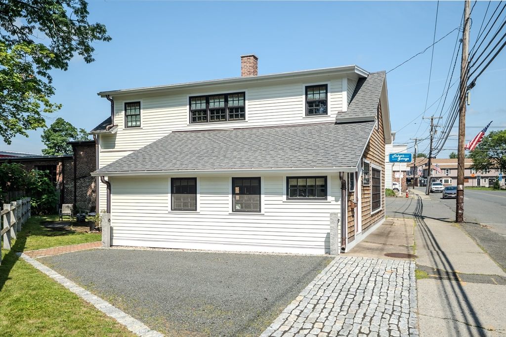 Exterior, Facade, Split Level