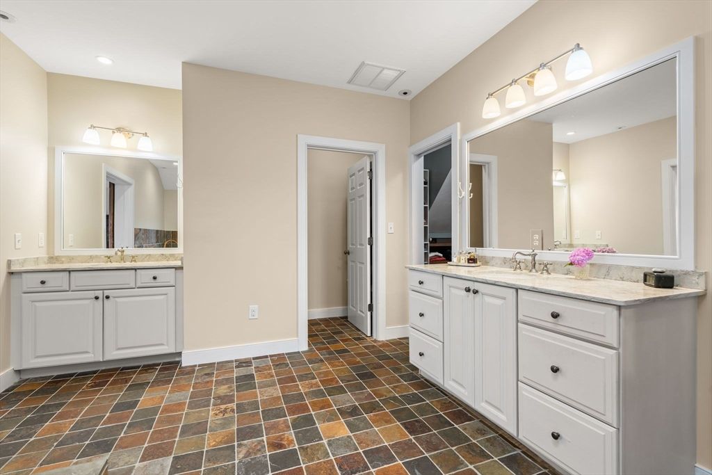 Bathroom, Dual Sink Vanities, Interior, Recessed Lighting