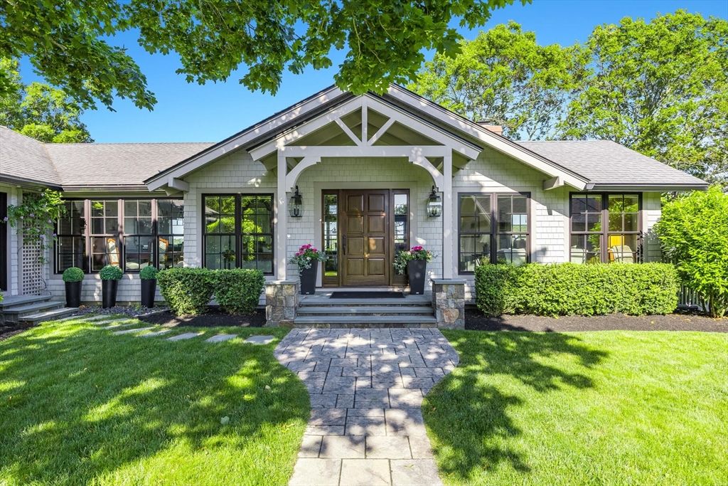 Exterior, Facade, Ranch