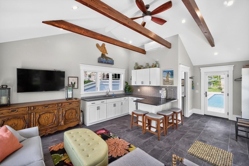 Interior, Kitchen, Living room, Recessed Lighting, Wooden Beams