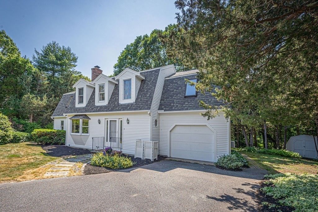 Attached, Exterior, Facade, Cape Cod